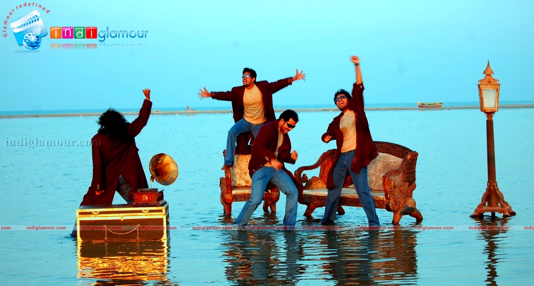Ninaithale Inikkum Movie hd photo